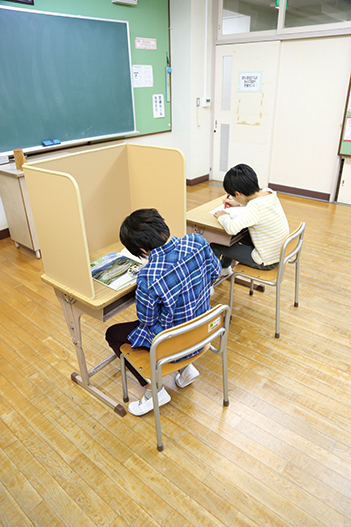 コンパクトパーテーション〈三つ折り上半身用〉
