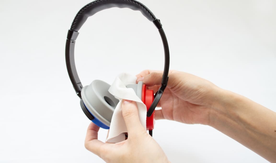 イヤーパッド部分には、VMQ（ビニルメチルシリコーンゴム）を採用。複数の方が直接触れることを想定し、アルコールで拭ける素材で清潔さを保つように配慮しています。