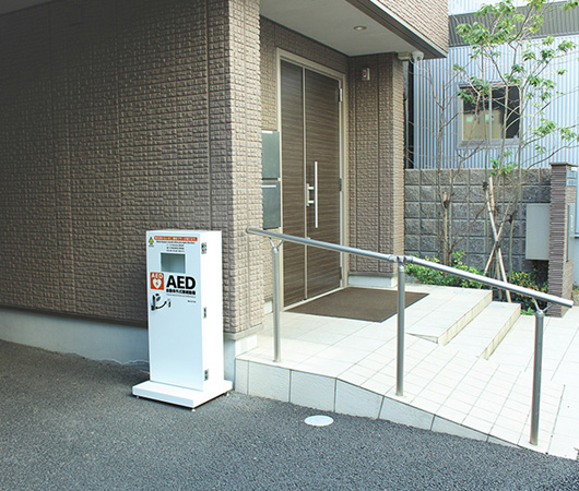 防水屋外用AED収納ボックス　スタンドタイプ設置イメージ