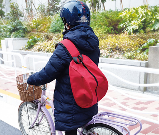 児童用ヘルメットインバッグ装着イメージ